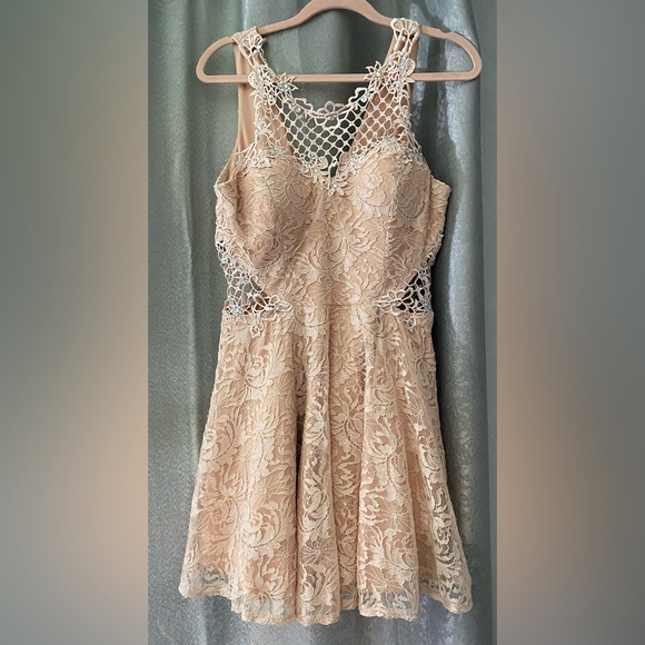 Jodi Kristopher Formal Pink/Peach Lace Dress Fit & Flare, Cut Out Dress. Size 13 - Picture 8 of 9